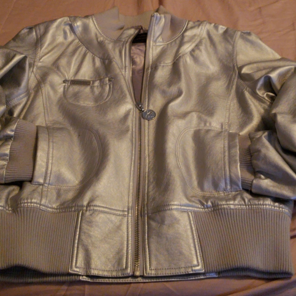 Lightweight jacket with pockets